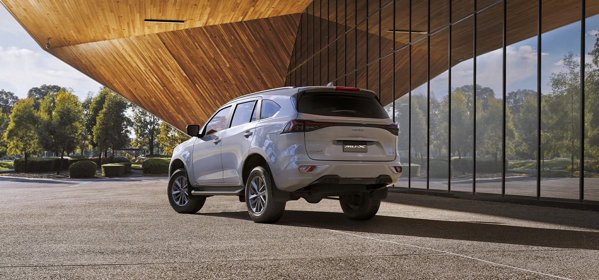 Isuzu MU-X màu bạc nhìn từ phía sau