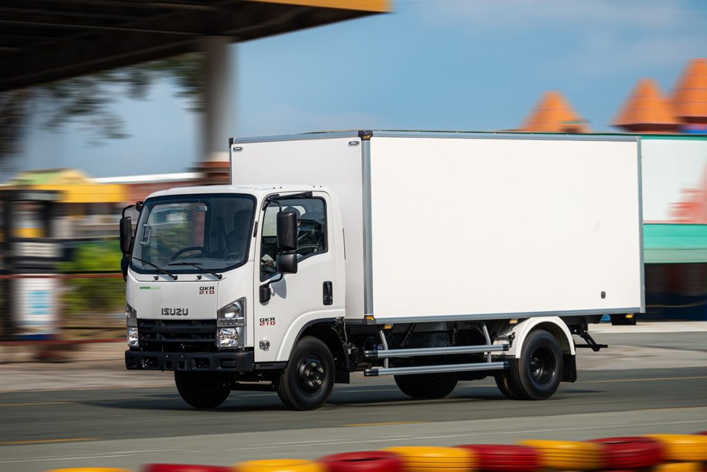 Xe tải Isuzu Q-Series chạy trên đường thử