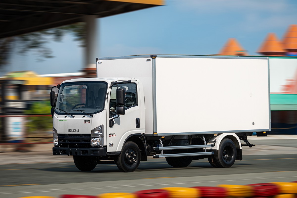 Xe tải Isuzu Q-Series chạy trên đường thử