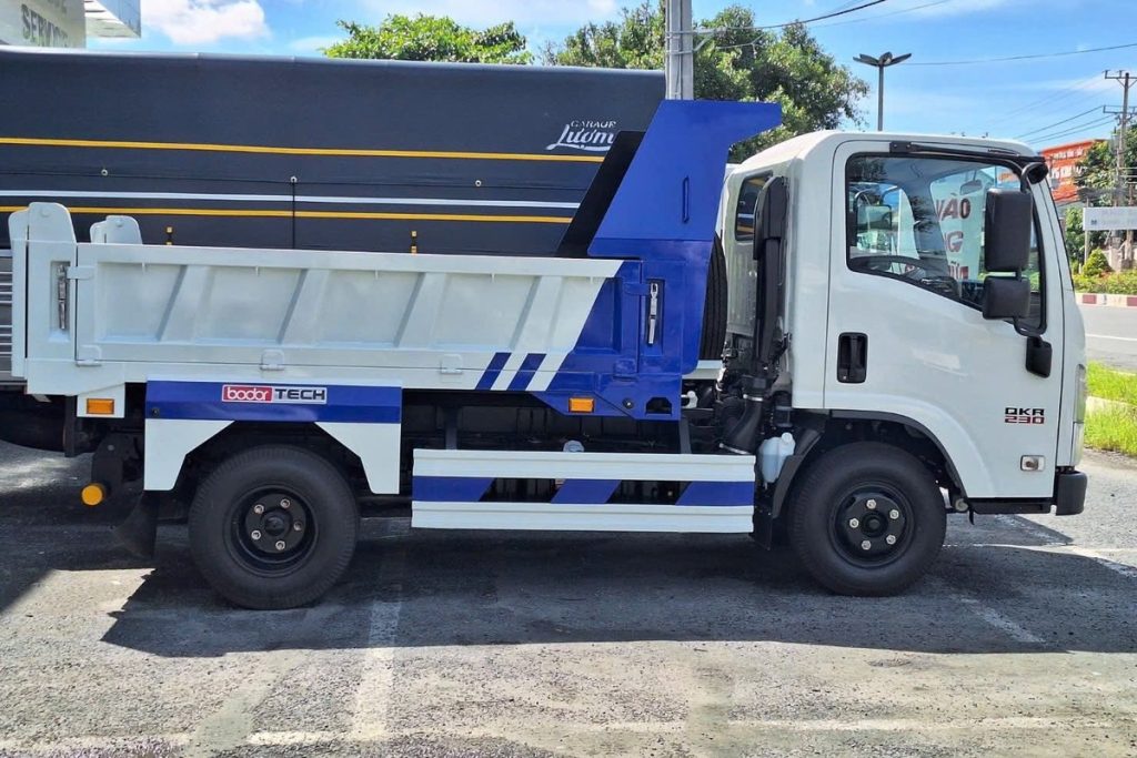 Xe tải ben Isuzu QKR 230 Euro 5 khi hạ thùng ben nhìn ngang