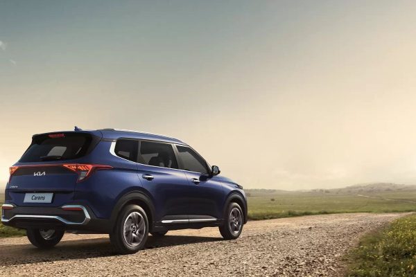 Kia Carens màu xanh trên đường quê
