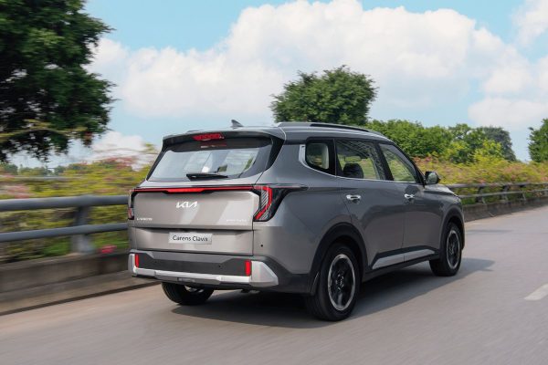 Kia Carens Clavis nhìn chéo từ phía sau khi vận hành