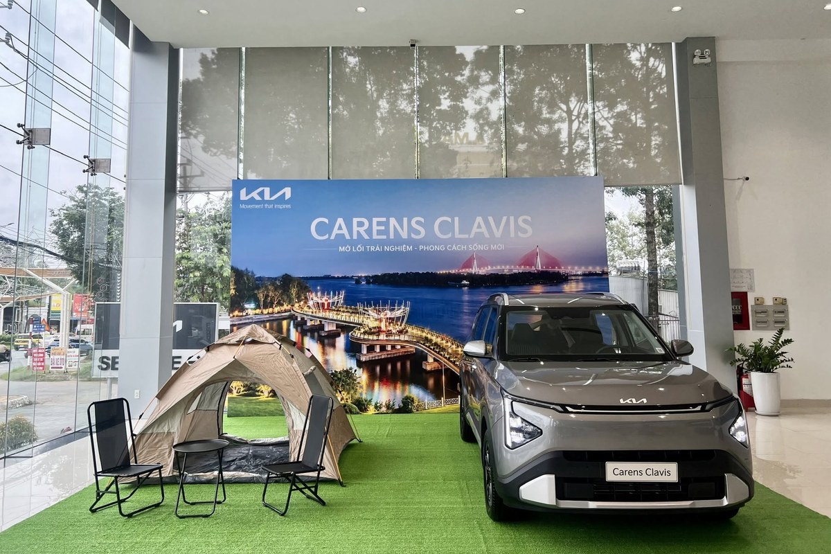 Gian trưng bày Kia Carens Clavis tại showroom Kia Cần Thơ cùng lều cắm trại và ghế dã ngoại