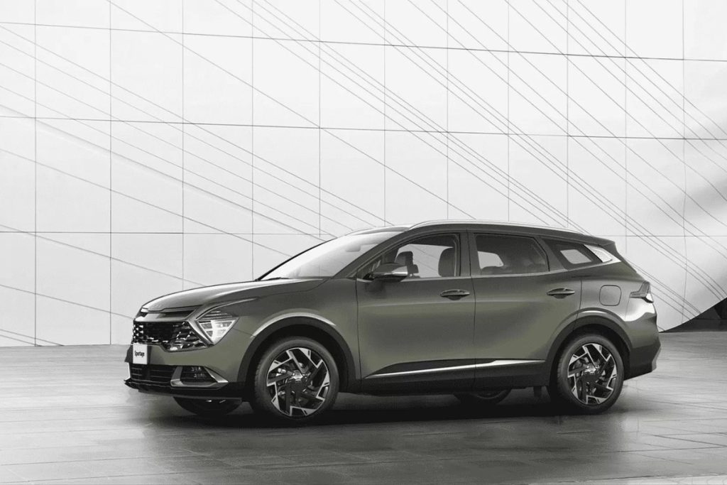 Kia Sportage màu xanh rêu trong không gian tối giản