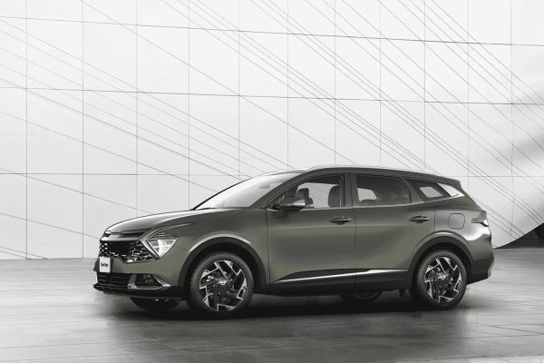 Kia Sportage màu xanh rêu trong không gian tối giản