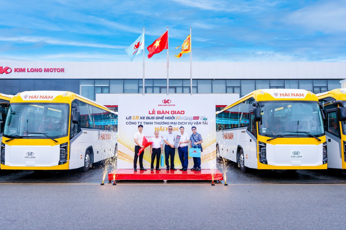 Lễ bàn giao lô 15 xe bus ghế ngồi KIMLONG99-N29 cho Vận tải Hải Nam tại Kim Long Motor Huế