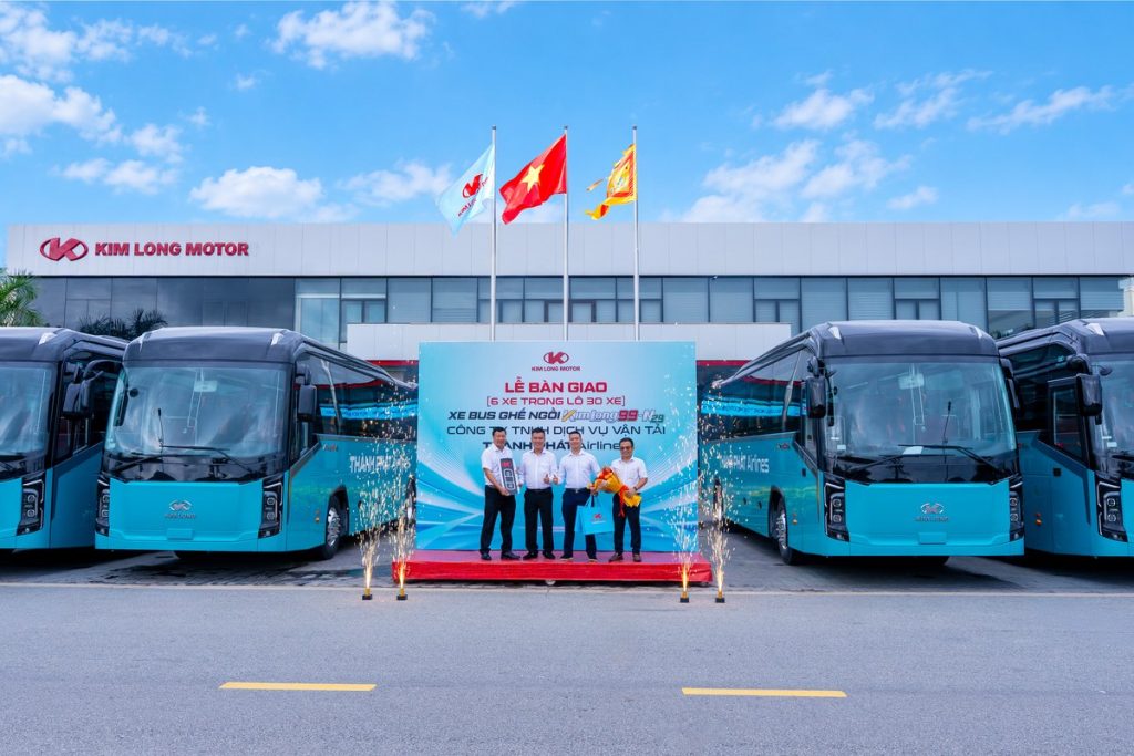 Lễ bàn giao 06 xe bus ghế ngồi KIMLONG99-N29 cho Thành Phát Airlines tại Kim Long Motor Huế