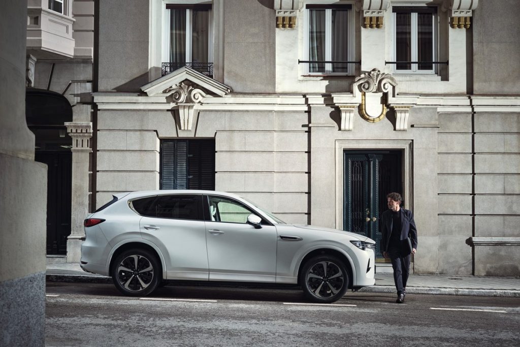 Mazda CX-60 màu trắng đỗ bên lề phố