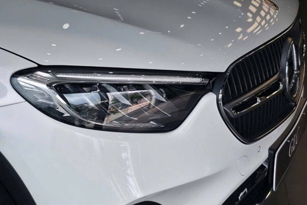 Đèn pha LED và lưới tản nhiệt trên Mercedes-Benz GLC 200 4MATIC