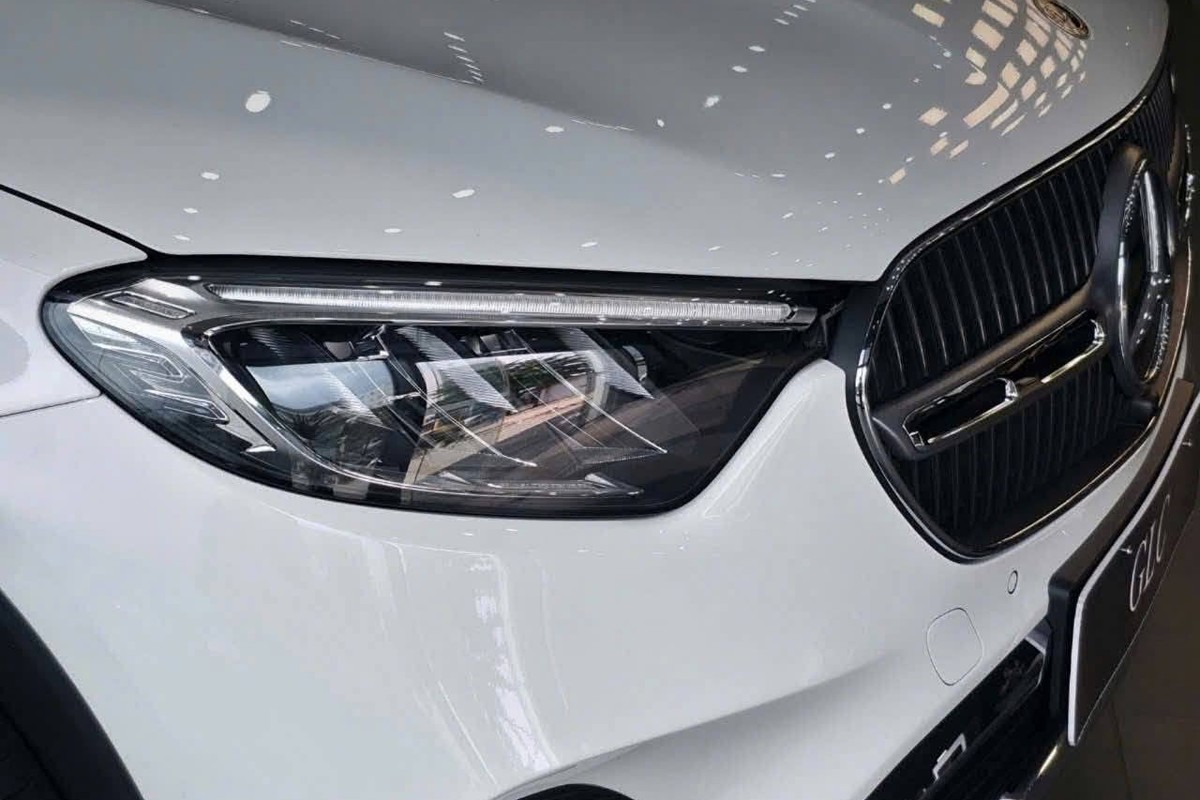 Đèn pha LED và lưới tản nhiệt trên Mercedes-Benz GLC 200 4MATIC