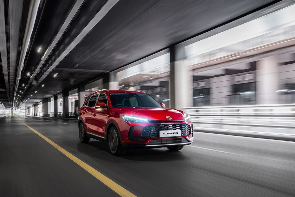 MG All New ZS màu đỏ trên đường hầm