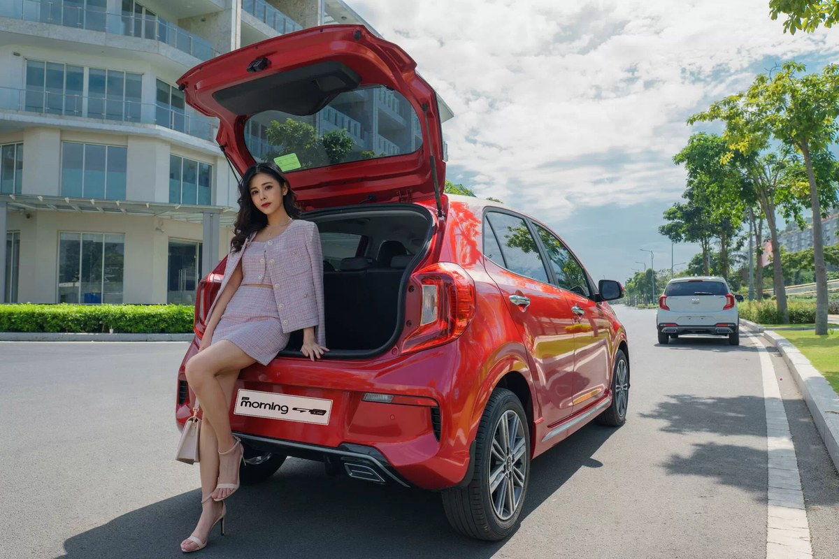 Kia Morning màu đỏ với cốp sau mở