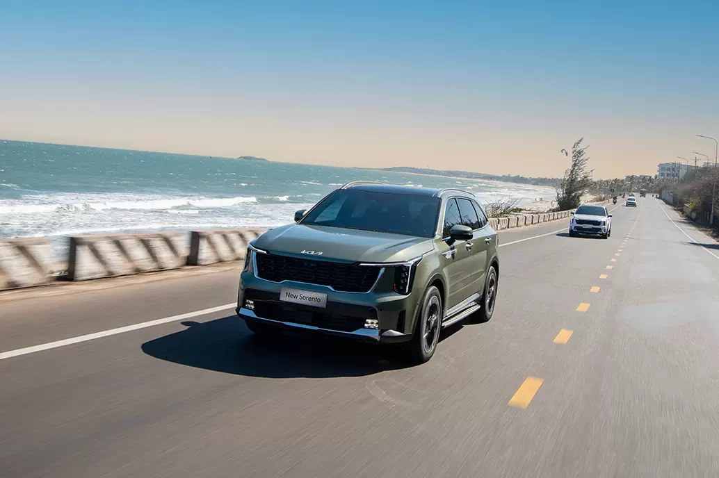 New Sorento chạy trên đường ven biển