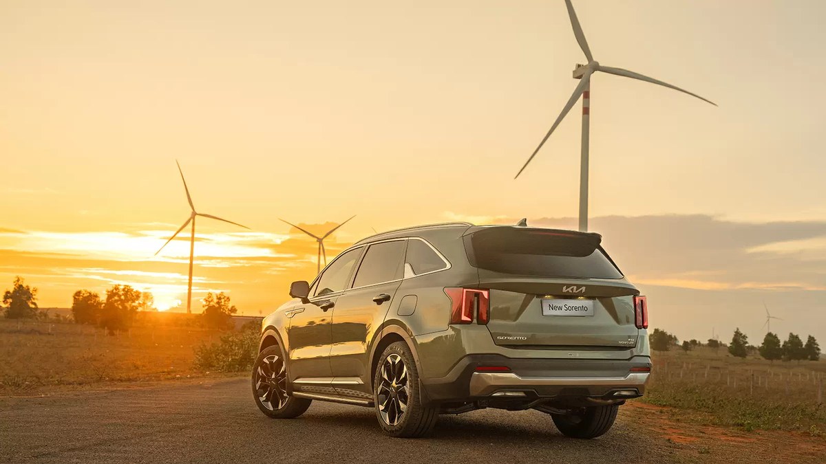 New Sorento đỗ trên đường lúc hoàng hôn cạnh những cối xoay gió