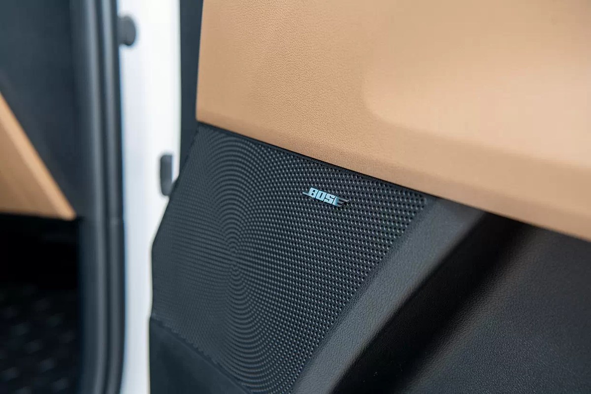 Loa Bose trên cánh cửa New Sorento
