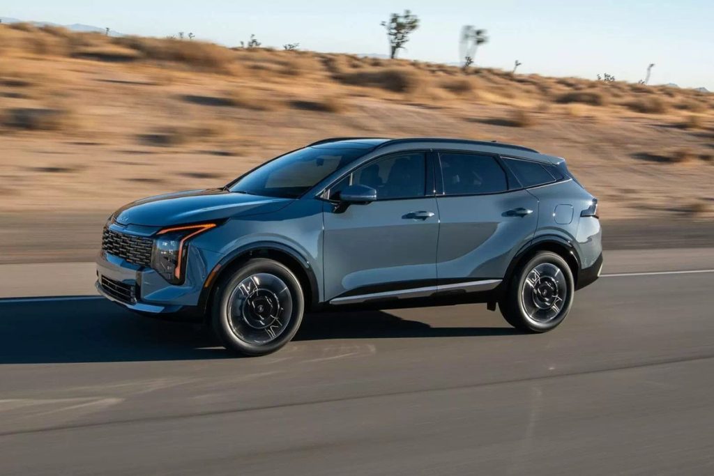 New Sportage màu xanh chạy trên đường