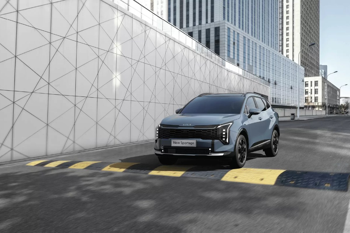 New Sportage Hybrid màu xanh đi qua gờ giảm tốc