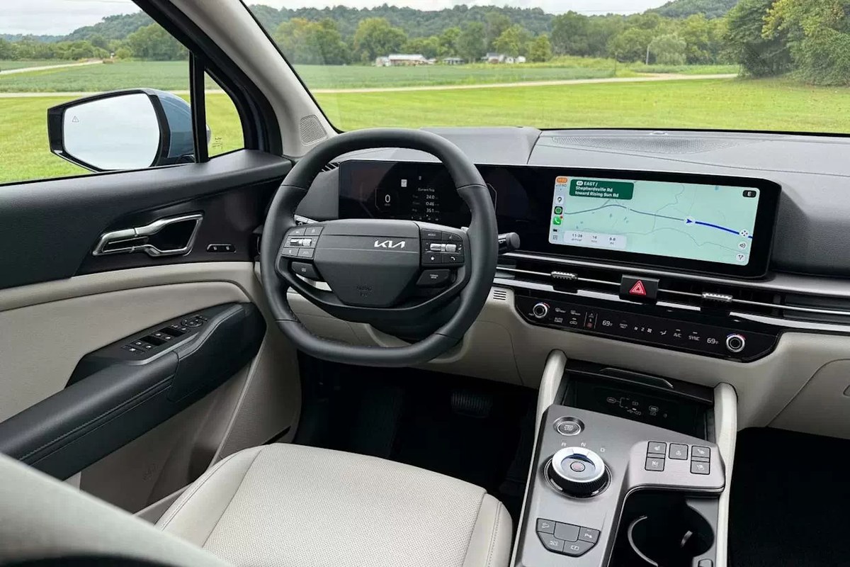 Khoang lái New Sportage Hybrid với màn hình giải trí 12.3 inch