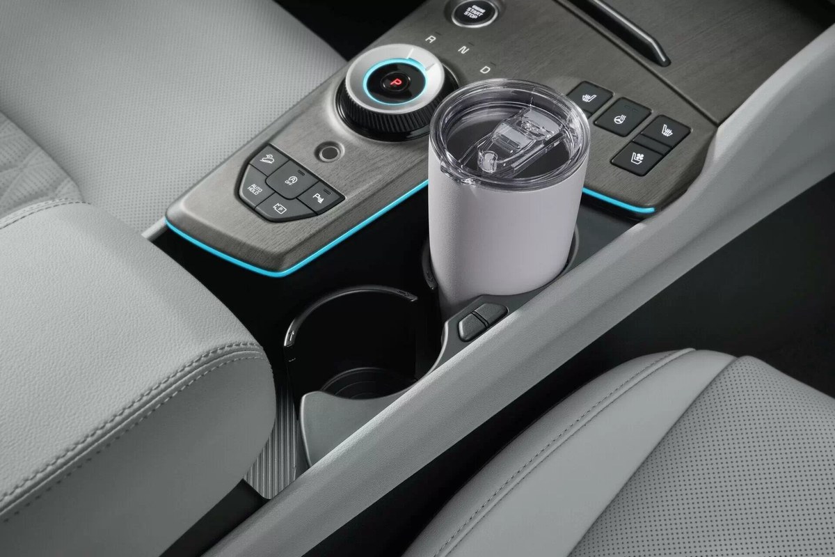 Khu vực điều khiển trung tâm và cần số núm xoay