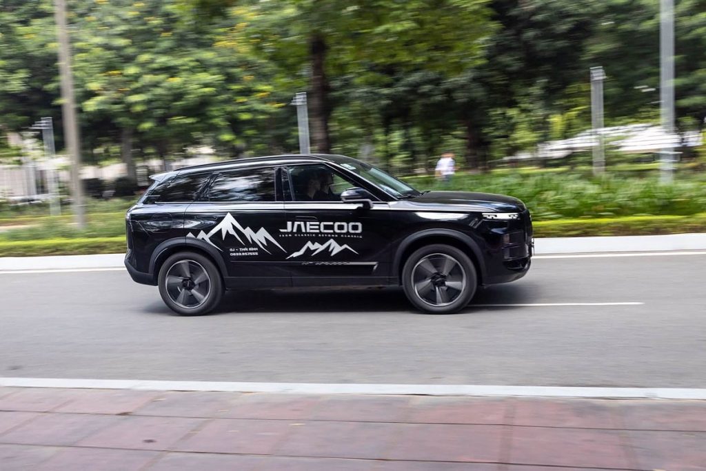 Jaecoo J7 màu đen trong hoạt động lái thử