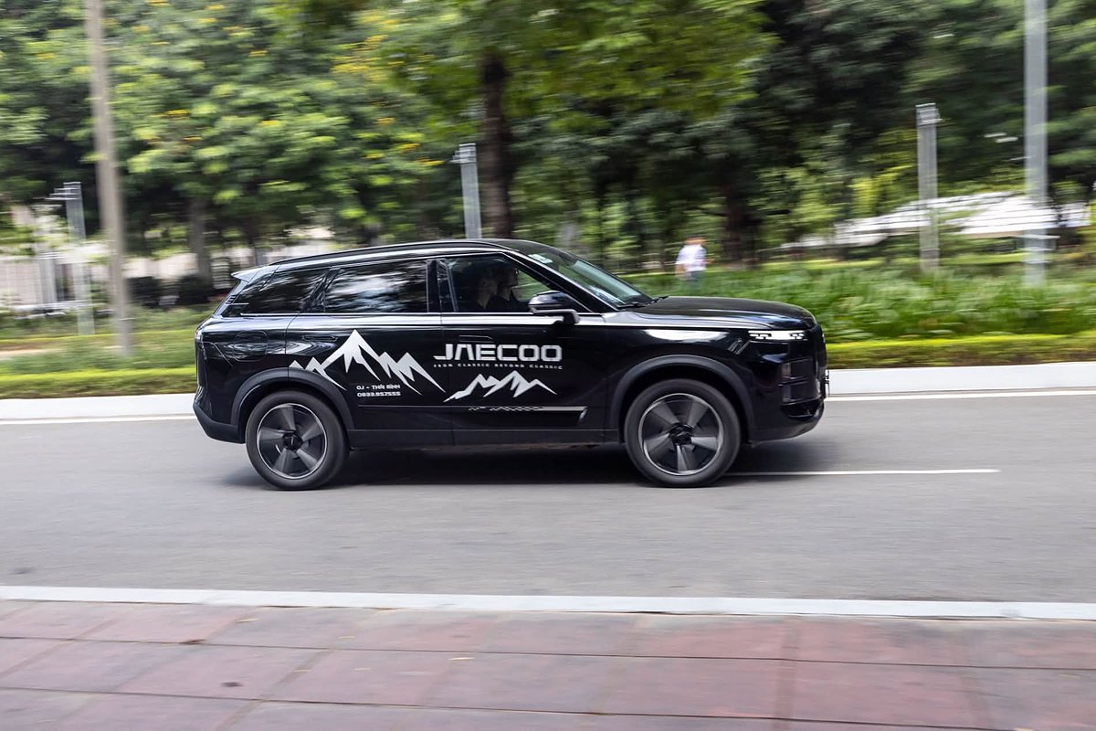 Jaecoo J7 màu đen trong hoạt động lái thử
