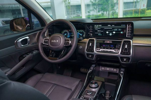 Khoang lái Sorento Hybrid nhìn từ ghế lái