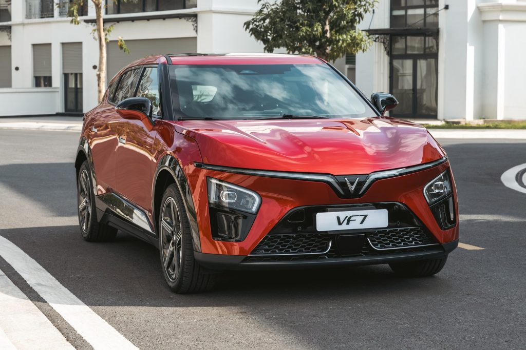 VinFast VF 7 màu đỏ trên đường nội khu