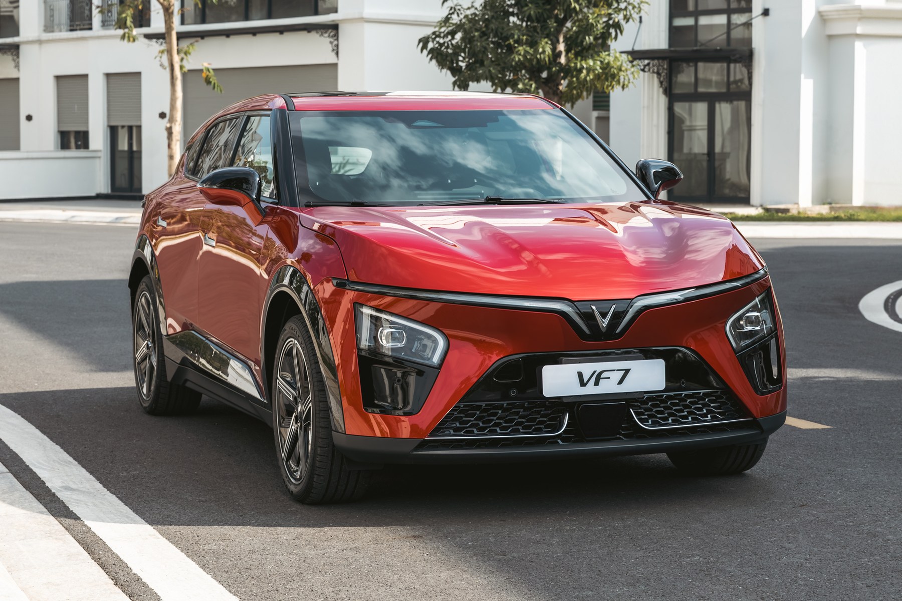 VinFast VF 7 màu đỏ trên đường nội khu